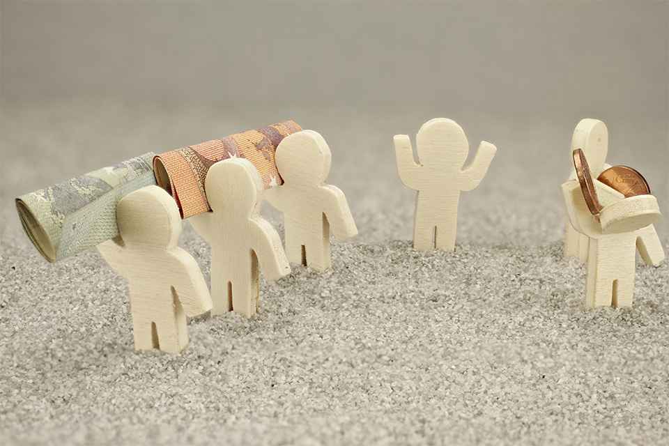 Foto: Kleine Figuren mit Geldscheinen und Münzen